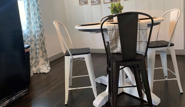 O.H. La La-3 bd, 2 ba near Tailgate Brewery West