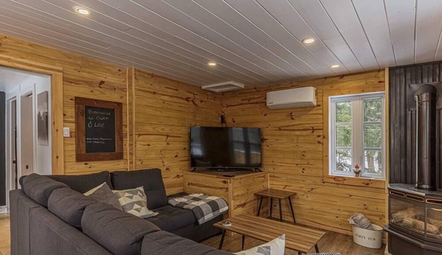 Ô Lac - waterfront, cozy, rustic cottage!