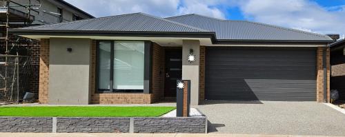 O Stylish 4 Room Oasis with 65 TV