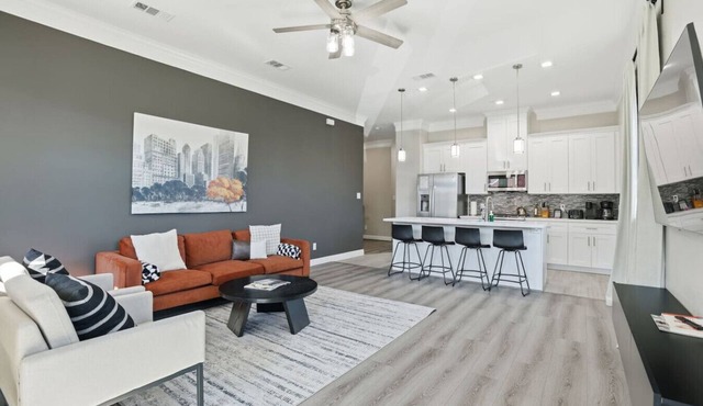 O14A Modern 2 Bedroom Townhome With In Home Gym And Workspaces