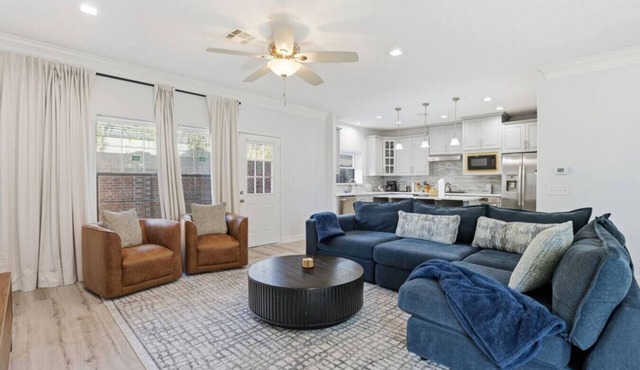 O18A Spacious 3BR Houston Home Sleeps 10 With Two Living Areas