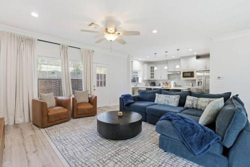 O18A Spacious 3BR Sleeps 10 Two Living Areas Houston