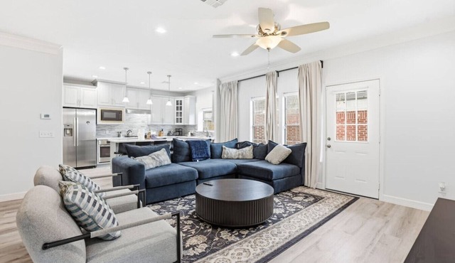 O18B Spacious 3BR Home Sleeps 10 With Two Living Areas