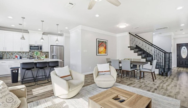 O22B Spacious 1BR Houston Home with King Bed Pet Friendly