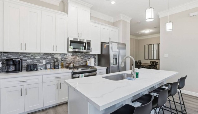 O30B Southwest Houston 2BR Townhome with King Beds and Workspaces