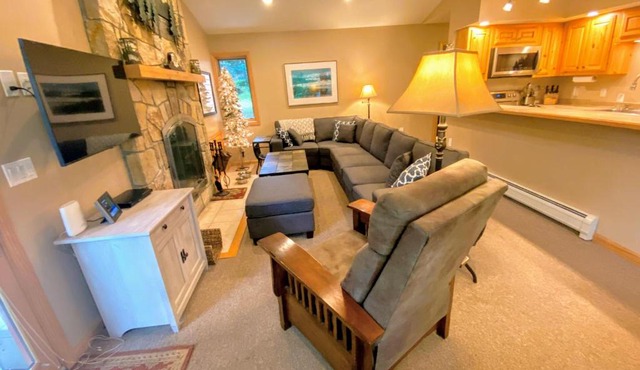 O6 Newly renovated with high class upgrades Great ski access boot warmer ski rack yard AC