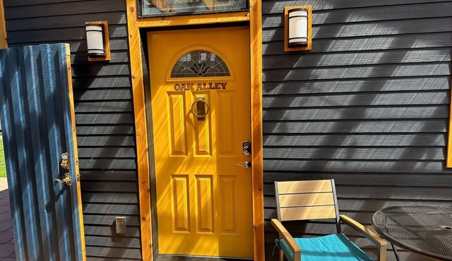 OAK ALLEY Close in, Ample Kitchen, Private, Locked Patio, Sauna with fee.