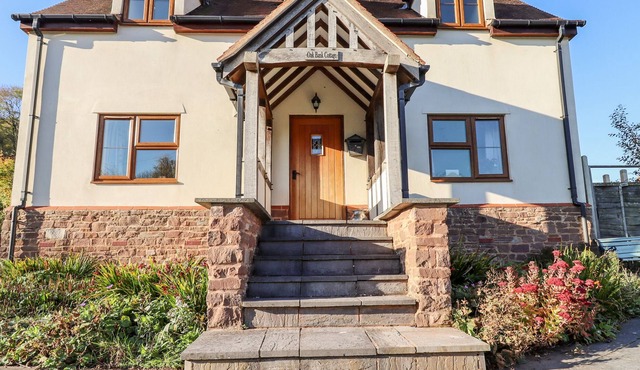 OAK BANK COTTAGE, pet friendly, with open fire in Longhope