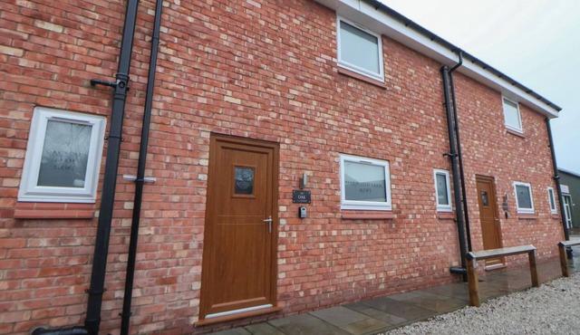 OAK BARN, family friendly, country holiday cottage in Saughall