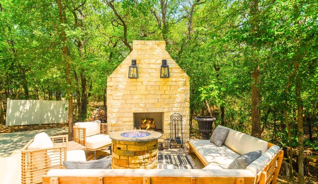 Oak Bluff, Cozy Spacious Retreat with Farmhouse Charm