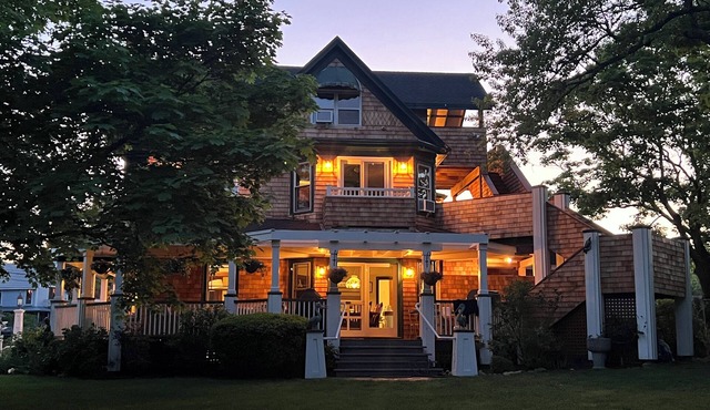 Oak Bluff's Victorian Walk to Town & Beaches