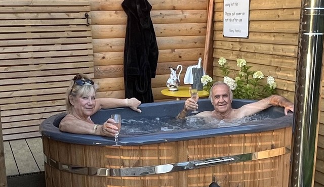 Oak Boutique Lodge includes hot tub, air con & dog