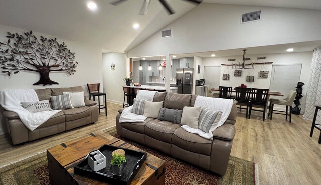 Oak Canopy Cottage, Near Downtown, Lackland, & More
