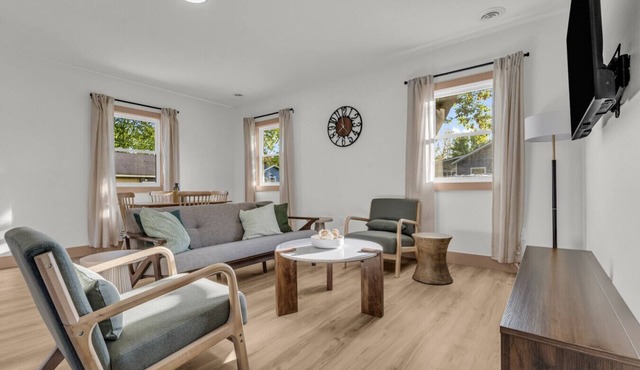 Oak & Clay Haven – Walk to Bar & Beach!