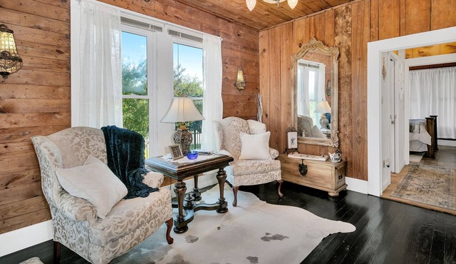 Oak Corner Cottage | Llano, TX |Adorable 1/1 Cottage | Queen Bed & Twin Sofa Sleeper