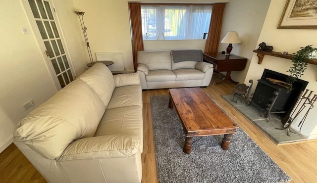 Oak Cottage, a luxury cottage 4 bed cosy sleeps 8, dogs very welcome