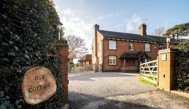 Oak Cottage, 9 Bed, 3 Bathroom Cottage with Games Room. Dog Friendly. Near the NEC & BHX