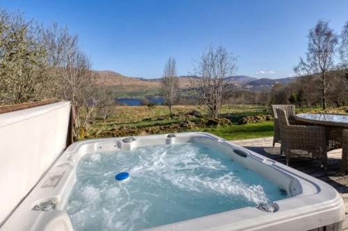 Oak Cottage and Hot Tub, Loch Tay