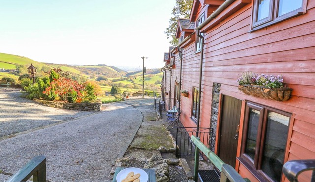 OAK COTTAGE, character holiday cottage, with a garden in Llanidloes