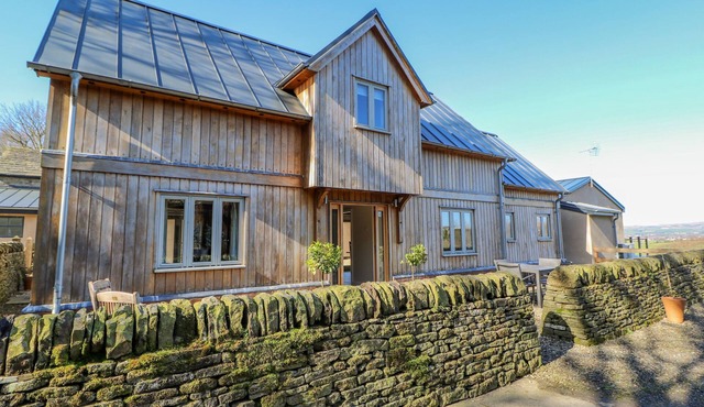 OAK COTTAGE, family friendly, character holiday cottage in Milnrow
