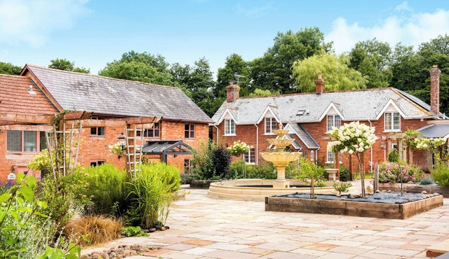 OAK COTTAGE, family friendly, character holiday cottage in Aylesbeare