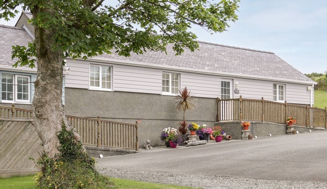 OAK COTTAGE, family friendly, with a garden in Penysarn