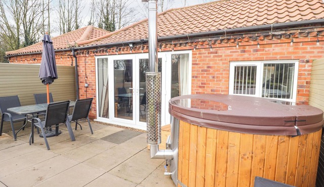 OAK COTTAGE, pet friendly, with hot tub in Barrow-Upon-Humber