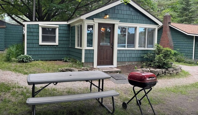 OAK COTTAGE - Lakefront on Thayer Lake in Alden, MI with WiFi, AC