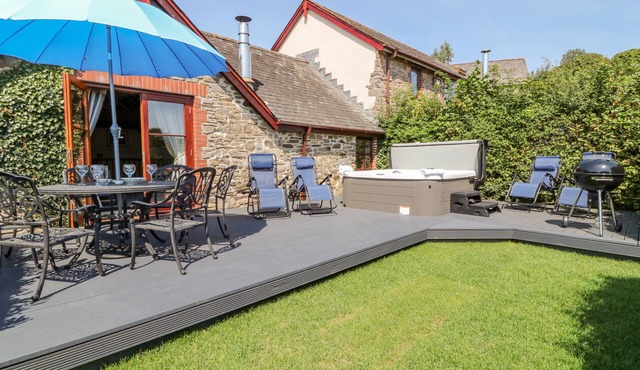 OAK COTTAGE, pet friendly, character holiday cottage in North Molton