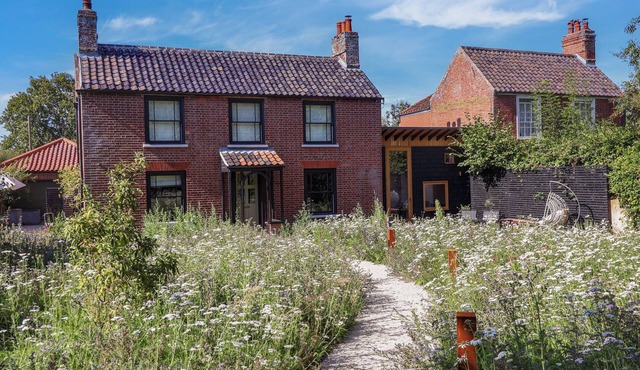 OAK COTTAGE, pet friendly, character holiday cottage in Blundeston