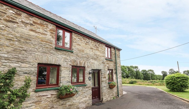 OAK COTTAGE, pet friendly, with hot tub in Newcastle Emlyn