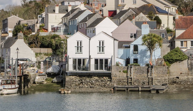 OAK COTTAGE, pet friendly, character holiday cottage in Hooe