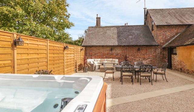 OAK COTTAGE, pet friendly, luxury holiday cottage in Bere Regis