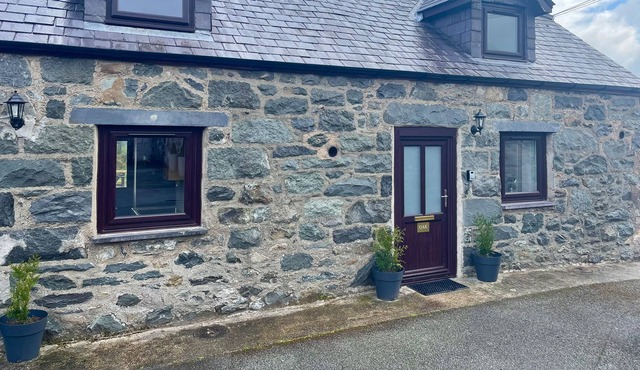 OAK COTTAGE, romantic, character holiday cottage in Conwy
