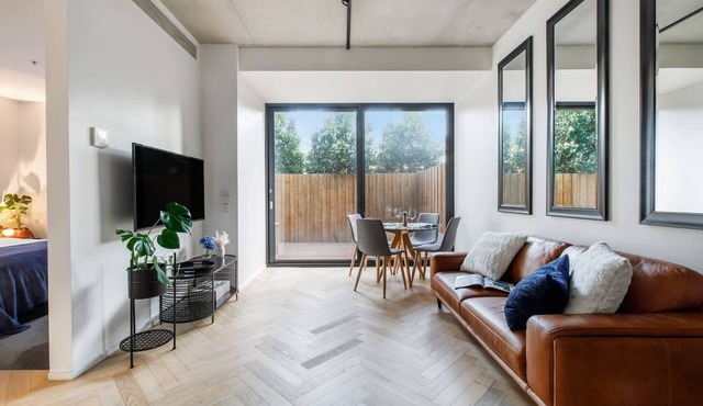 Oak Court Sleek Inner City Pad on Richmond Hill