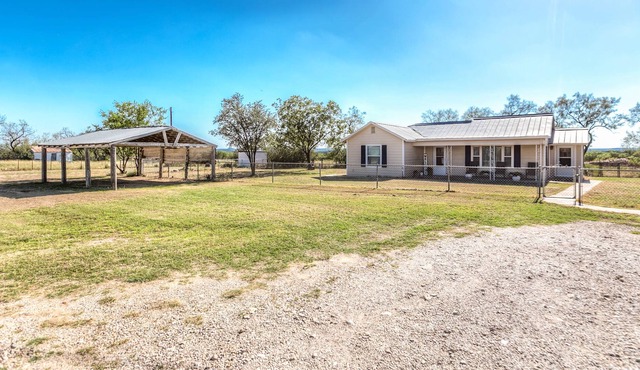 Oak Creek Getaway- 2 minutes to Oak Creek Lake in Blackwell, Texas!