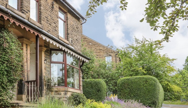 OAK DENE, family friendly, character holiday cottage in Hayfield