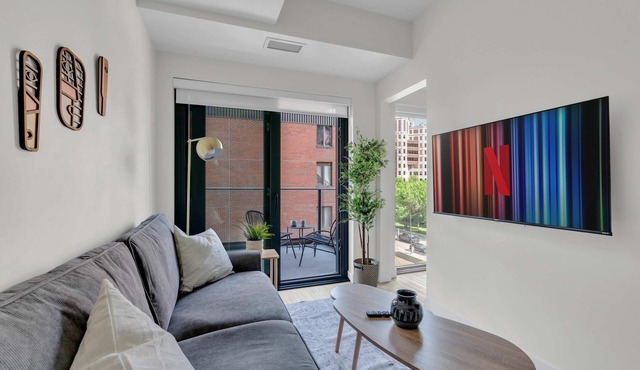 Oak & Gold Retreat DT Lux River Walks