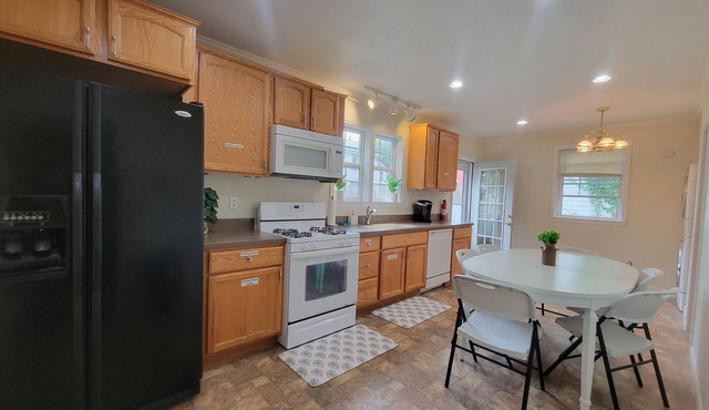 OAK-GORGEOUS: 2-Bedroom Apartment with WiFi and AC in wonderful Indiana PA