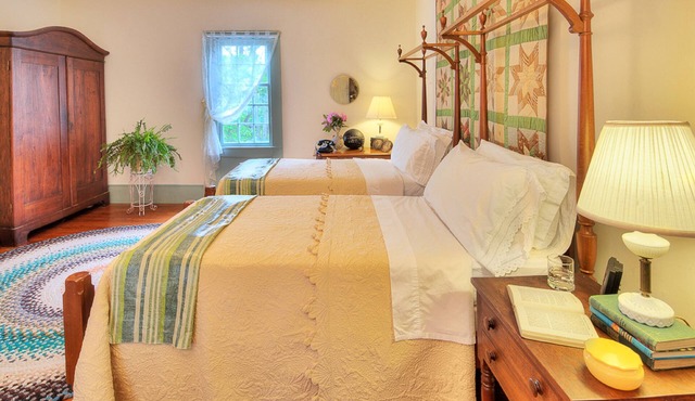 Oak Grove B&B second-floor suite with two rooms no pets