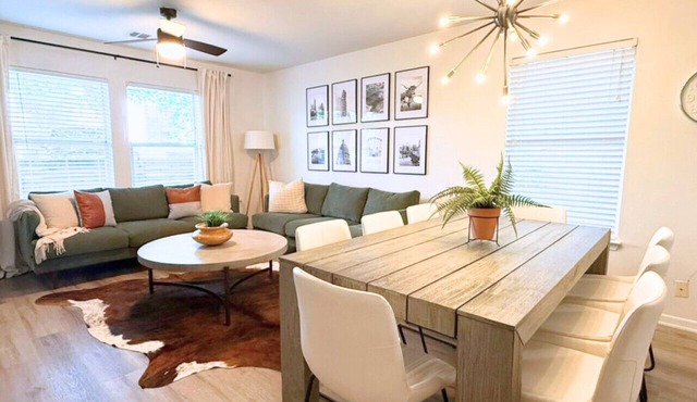 `Oak Grove Bungalow`- Private Downtown Bungalow