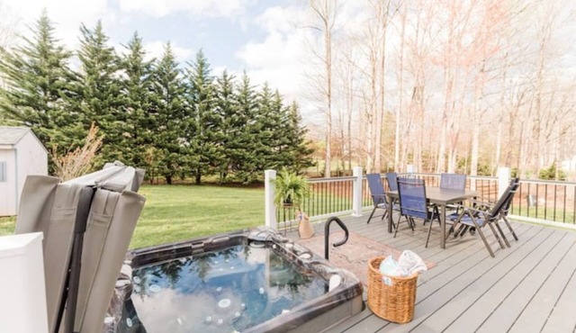 Oak Grove Retreat-hot tub/family and pet friendly