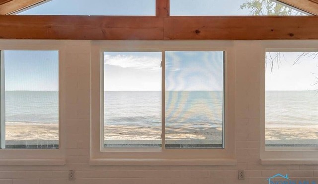 Oak Harbor Lake Erie Beachfront Cottage 2-Bedroom 1-Bath