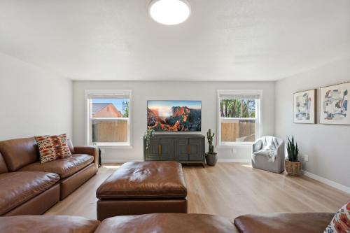 Oak Haus Group Stay with Fenced Yard and Game Room