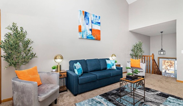 Oak Haven: 3 King Beds + 1 Queen Bed Fast Wi-Fi + FREE Parking - Sleeps 8 People