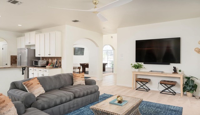 Oak Haven: Comfortable, Spacious Stay Near Airport with Hot Tub