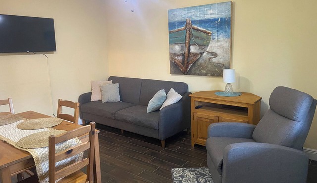 Oak Haven Private Homie Apartment w/Outdoor Patio