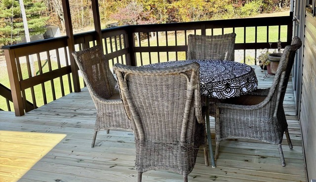 Oak Haven Retreat: Tranquil Stay w/King Bed