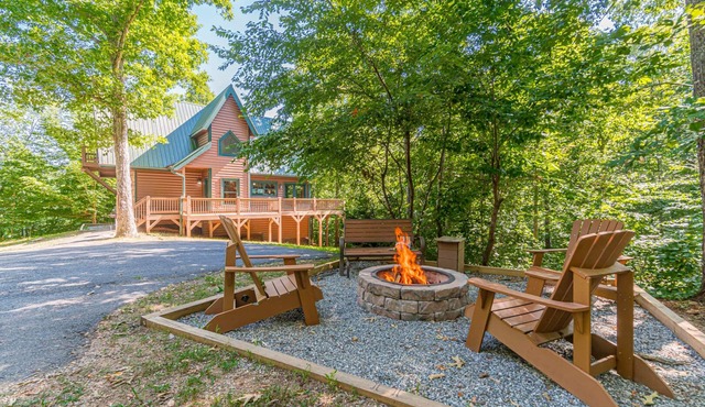 Oak Hill | 4BR 3.5BA | Luxury Secluded Log Cabin | Pool Table | Hot Tub