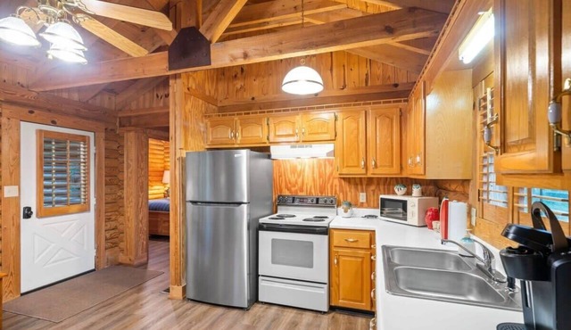 Oak Hill Cabin - cozy cabin, gazebo, and more!